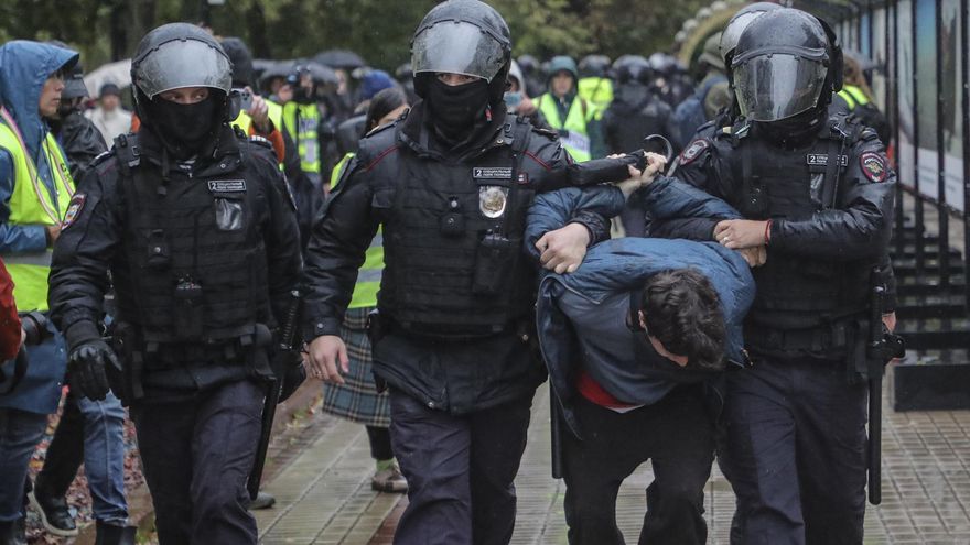 Policías rusos deteniendo a un manifestante de las protestas contra la movilización militar decretada por el presidente Vladímir Putin.
