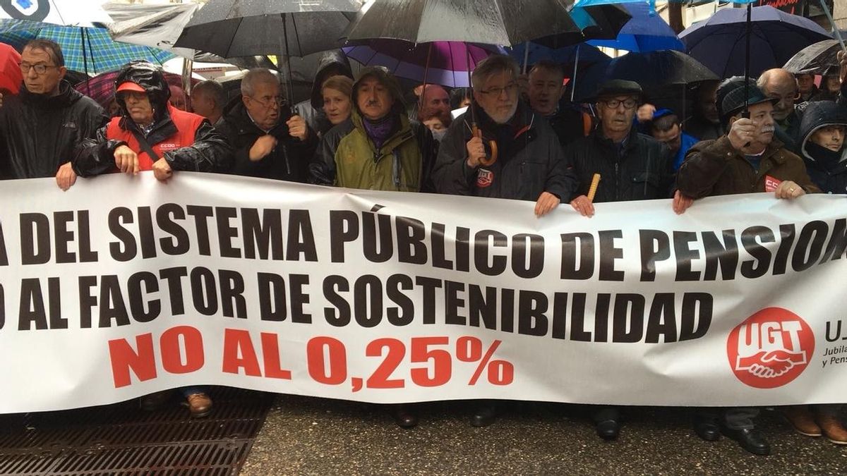 Sánchez acusa al Gobierno de "destruir" las pensiones de los jubilados que "construyeron" España