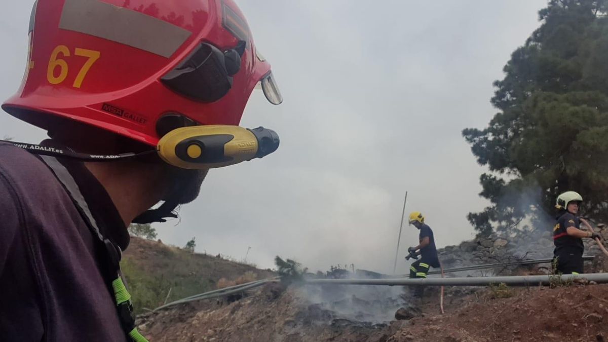 Imagen de archivo de tres miembros de Bomberos La Palma en la extinción de un incendio.