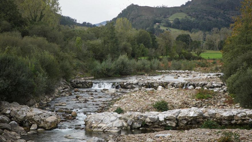 Obras en el río Saja para evitar inundaciones.