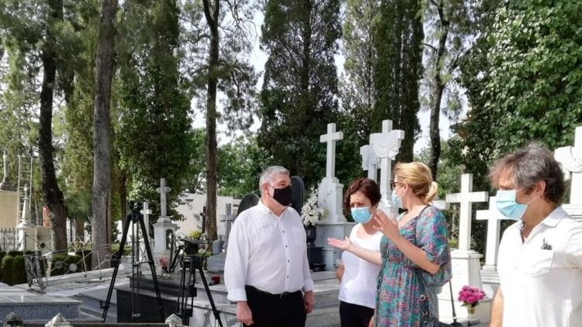 El alcalde de Écija en el cementerio municipal