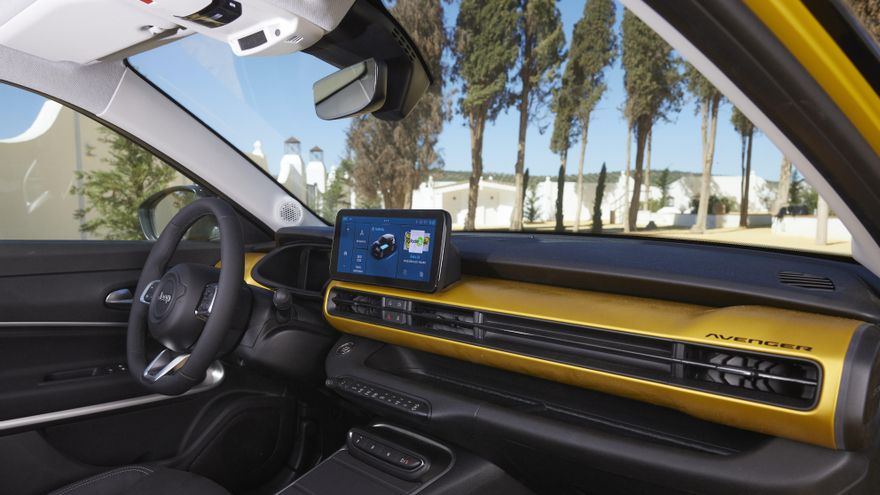 Salpicadero en color Sol y pantalla central de 10,25 pulgadas del Jeep Avenger.