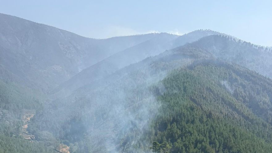 El incendio de Las Hurdes quema ya más de 2.000 hectáreas, afecta a seis viviendas y amenaza con saltar a la provincia de Salamanca