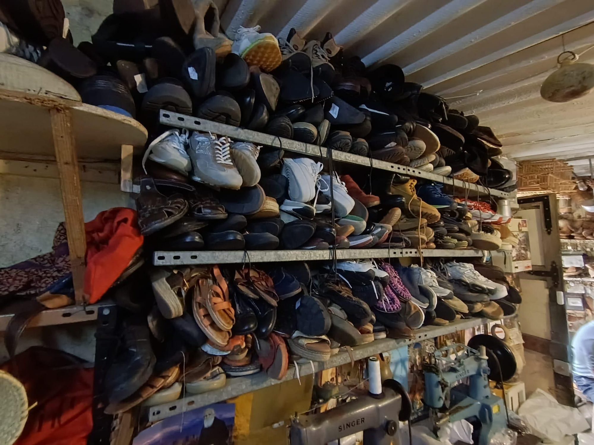 Zapatos apilados.