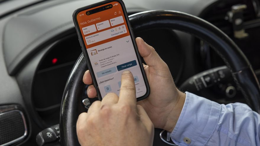 Un usuario utilizando la aplicación Waylet.