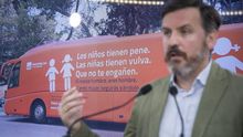 Ignacio Arsuaga, presidente de Hazte Oír, delante del bus tránsfobo de la organización.