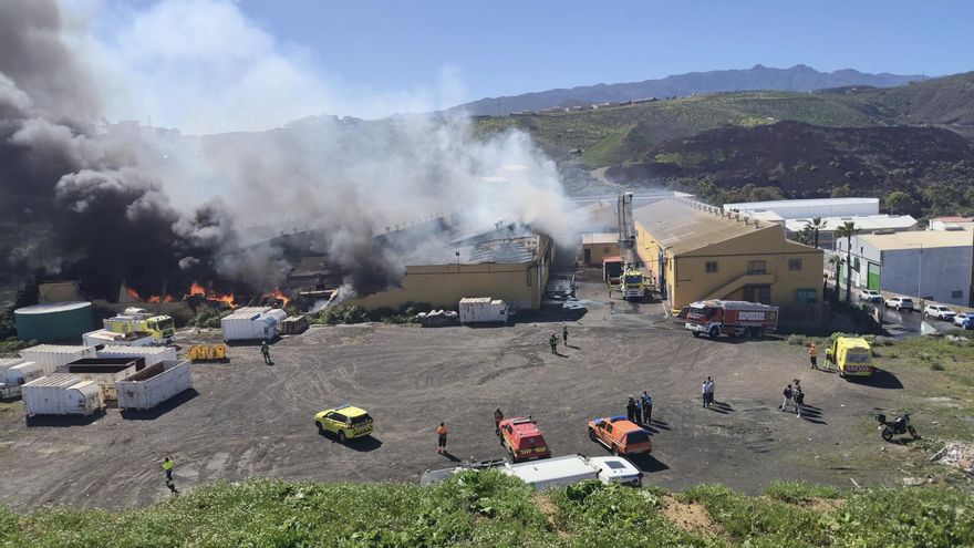 Aparatoso incendio en un punto limpio de Telde