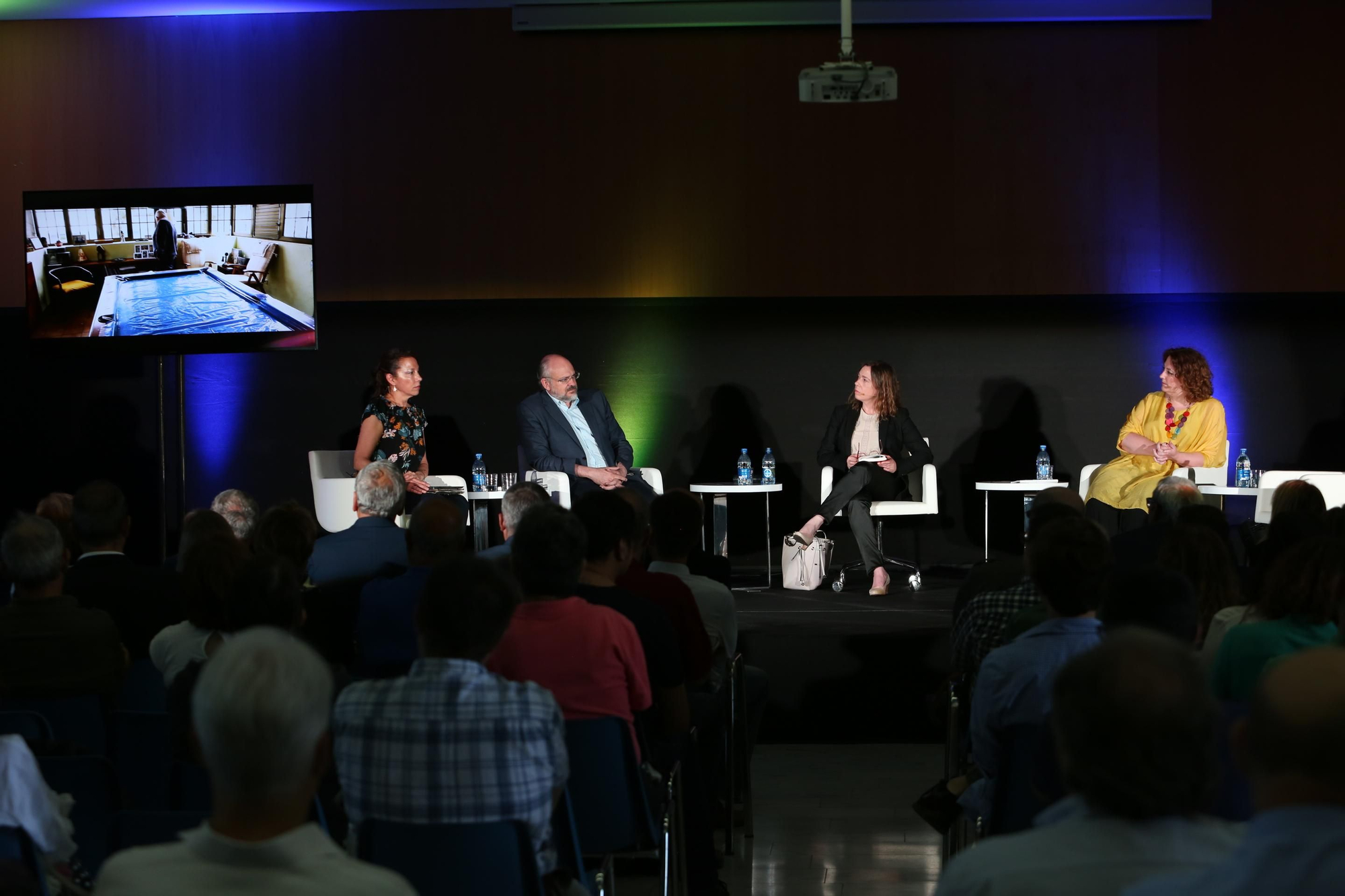 Teresa Cárdenes, Francisco Pomares, Josefa Paredes y Virginia Pérez en la mesa 'Esto nos pasa por dedicarnos a esto'