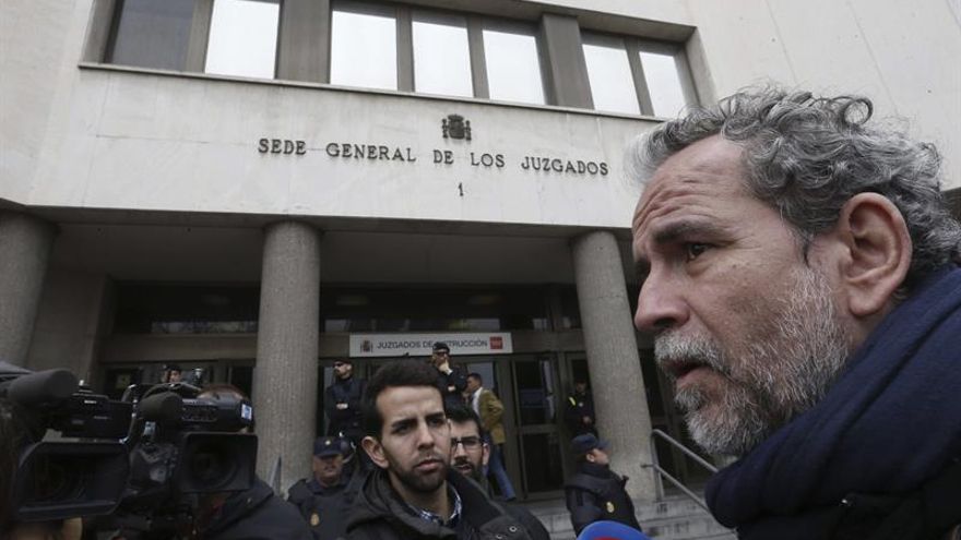 El juez cita a Willy Toledo para el 22 de mayo y advierte de posibilidad de arresto