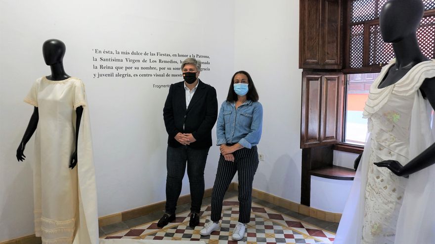 Una exposición exhibe trajes de reinas, programas y recuerdos de la Fiesta de La Patrona de Los Llanos