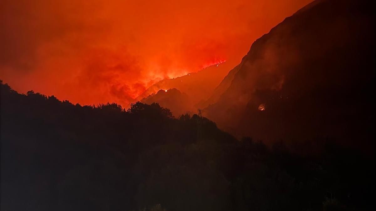 El incendio de Picos de Europa se mantiene en nivel alto de peligrosidad y los vecinos de Ribota siguen confinados