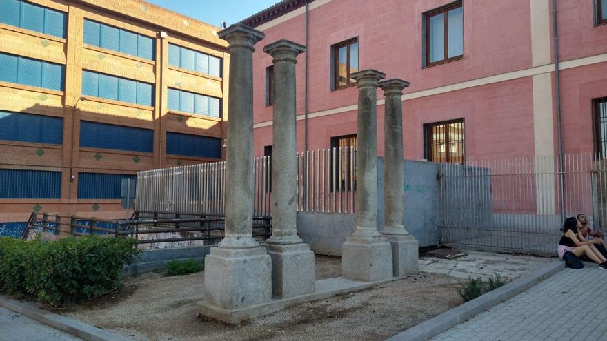 Cuatro columnas de la Iglesia del Buen Suceso, construida en la Puerta del Sol, actualmente en los Jardines del Arquitecto Ribera en Tribunal.