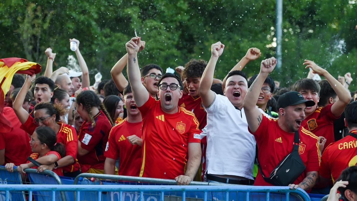Decenas de personas celebran un gol durante el partido de semifinales de la Eurocopa entre España y Francia