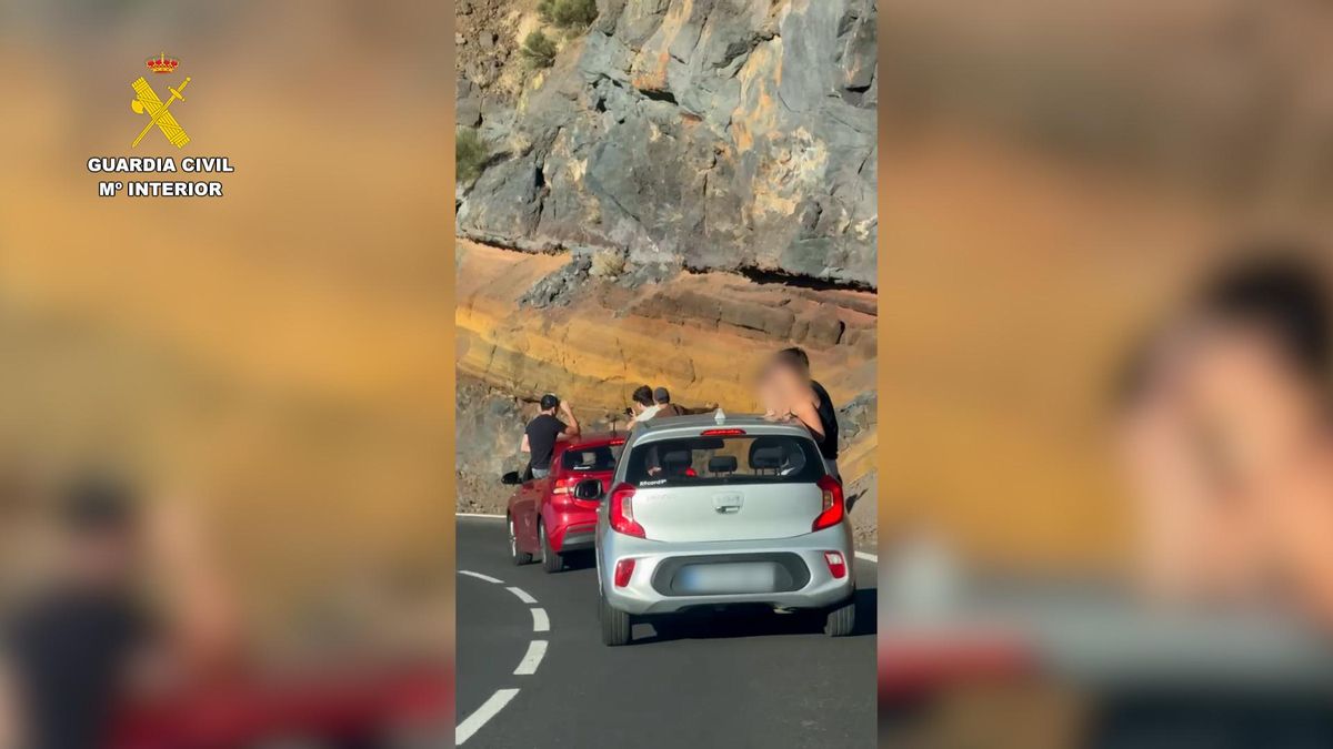Turistas sancionados por la Guardia Civil, violando las normas de seguridad vial en el entorno del Parque Nacional del Teide