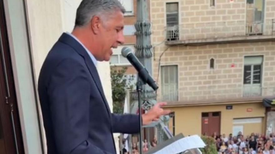 Xavier García Albiol se dirige a los manifestantes en la concentración por Ceuta en Badalona.