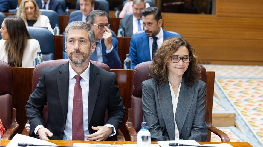 l consejero de Presidencia, Justicia y Administración Local de la Comunidad de Madrid, Miguel Ángel García Martín (c), a su llegada al evento del lanzamiento oficial de Madrid Playbook de POLÍTICO en el Círculo de Bellas Artes, a 6 de octubre de 2026, en Madrid (España).