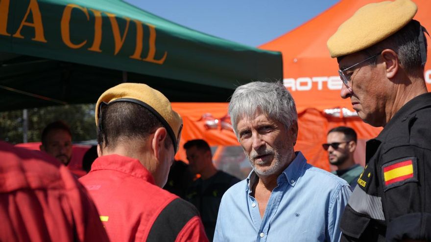 El ministro del Interior, Fernando Grande-Marlaska, conversa con un miembro de la Unidad Militar de Emergencias (UME) en el Puesto de Mando Avanzado. EFE/ Nahia Peciña
