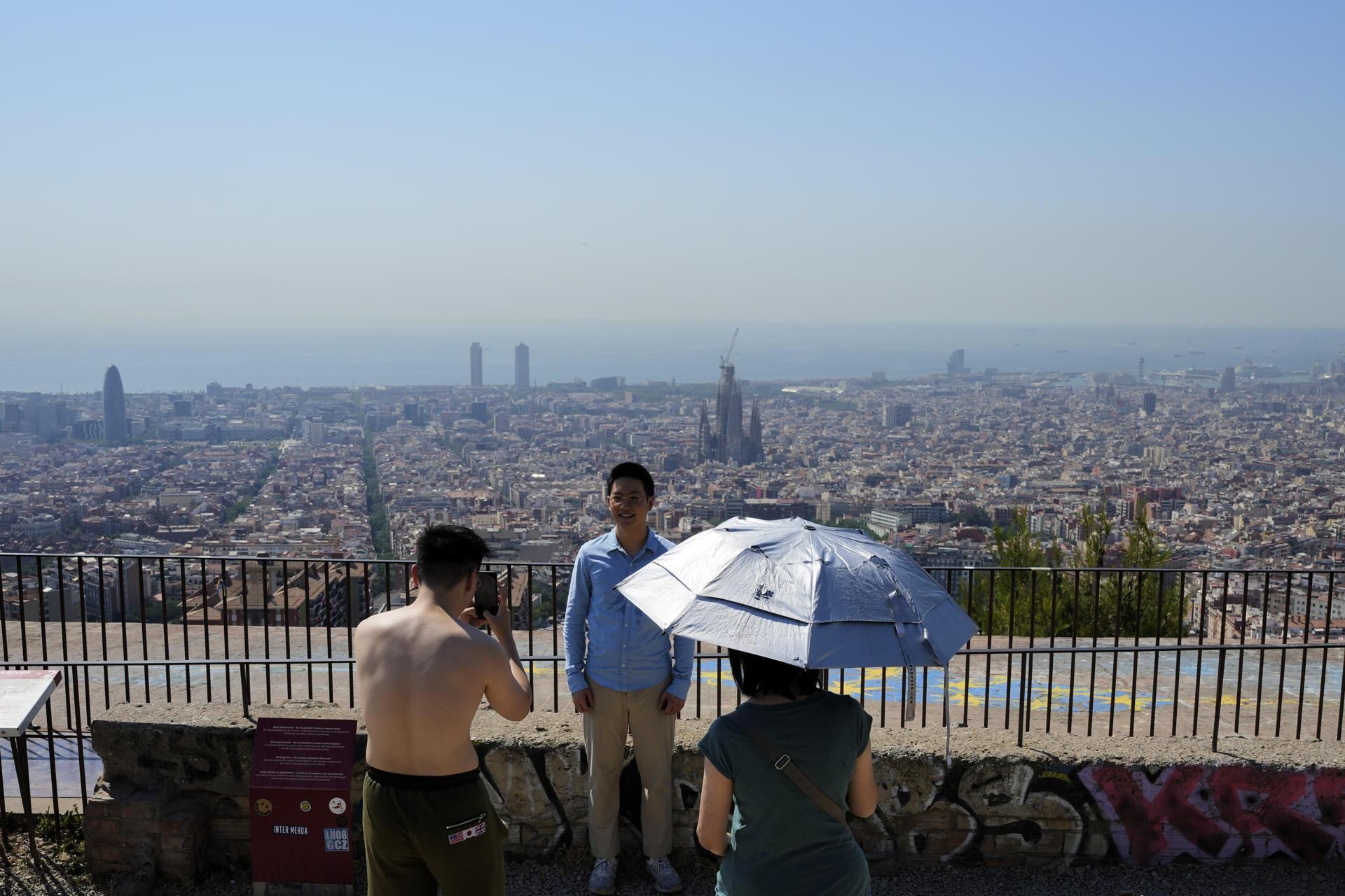 Turistas en el Turó de la Rovira, convertido en los últimos años en mirador de Barcelona para visitantes