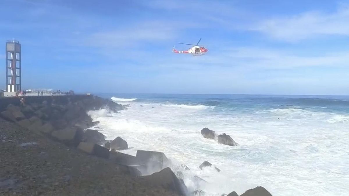 Gran despliegue en Puerto de la Cruz para rescatar a un parapentista que chocó contra el dique y cayó al mar