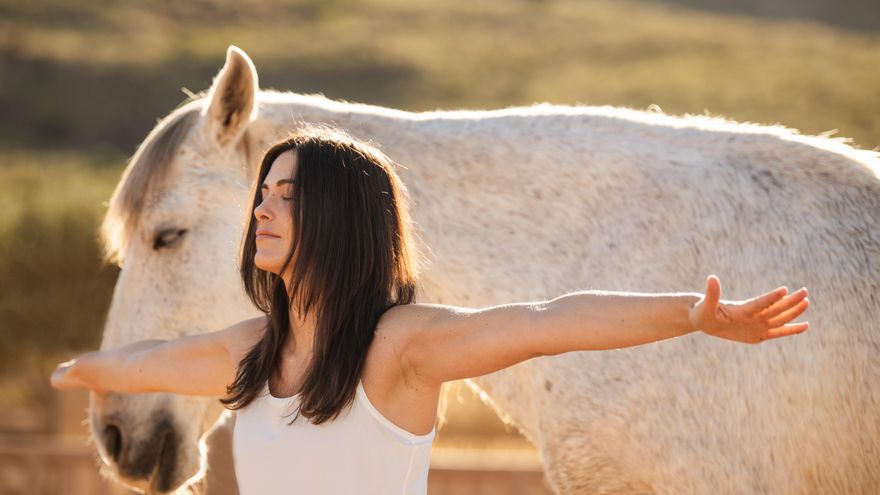 Yoga entre caballos en Cabo Tiñoso