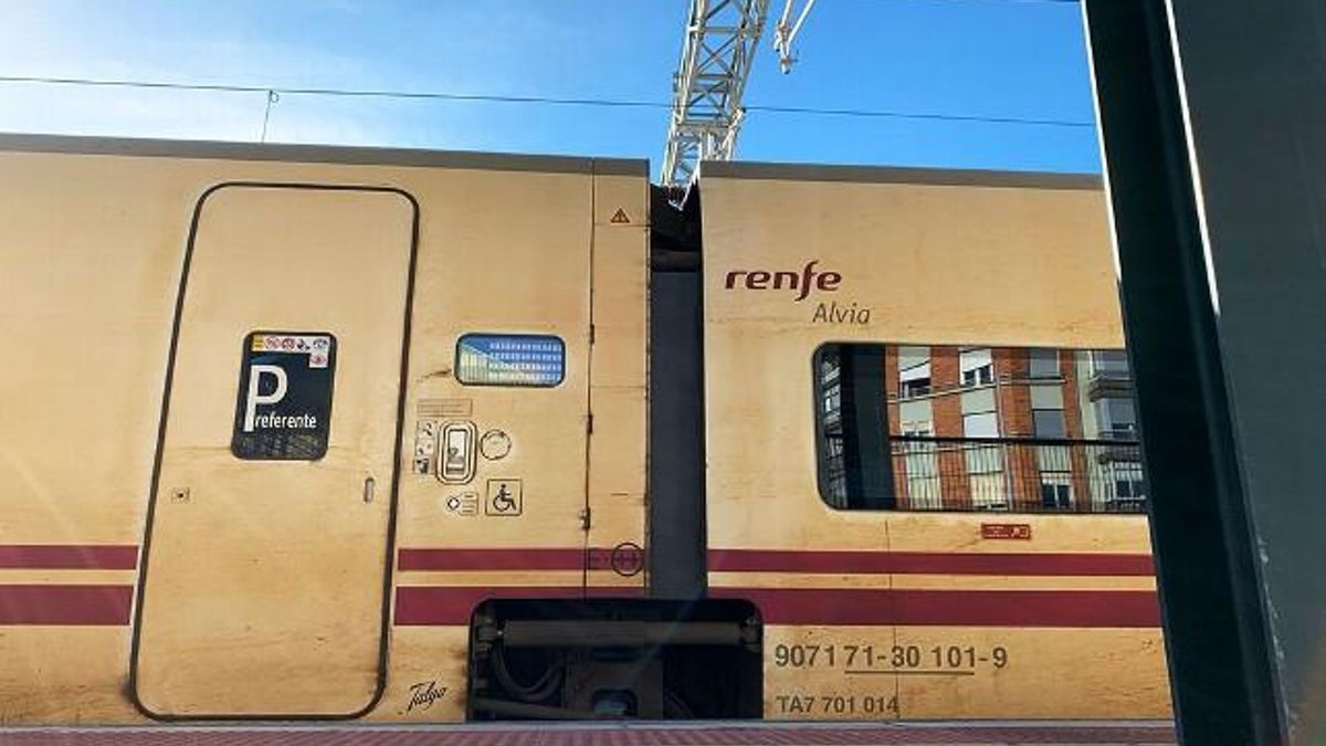 Un tren ALVIA en la estación de León.