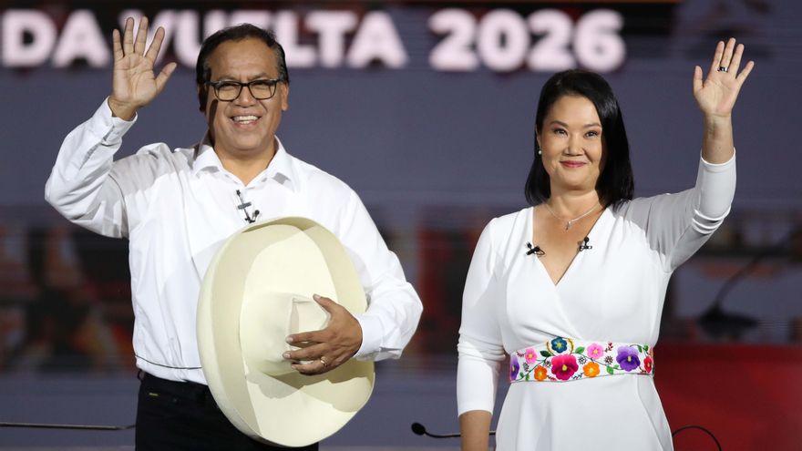 Keiko Fujimori y el candidato de la izquierda, Roberto Sánchez, durante un debate televisivo. 