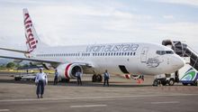 Un avión de la aerolínea Virgin Blue permanece estacionado en el aeropuerto internacional de Denpasar en Bali (Indonesia).