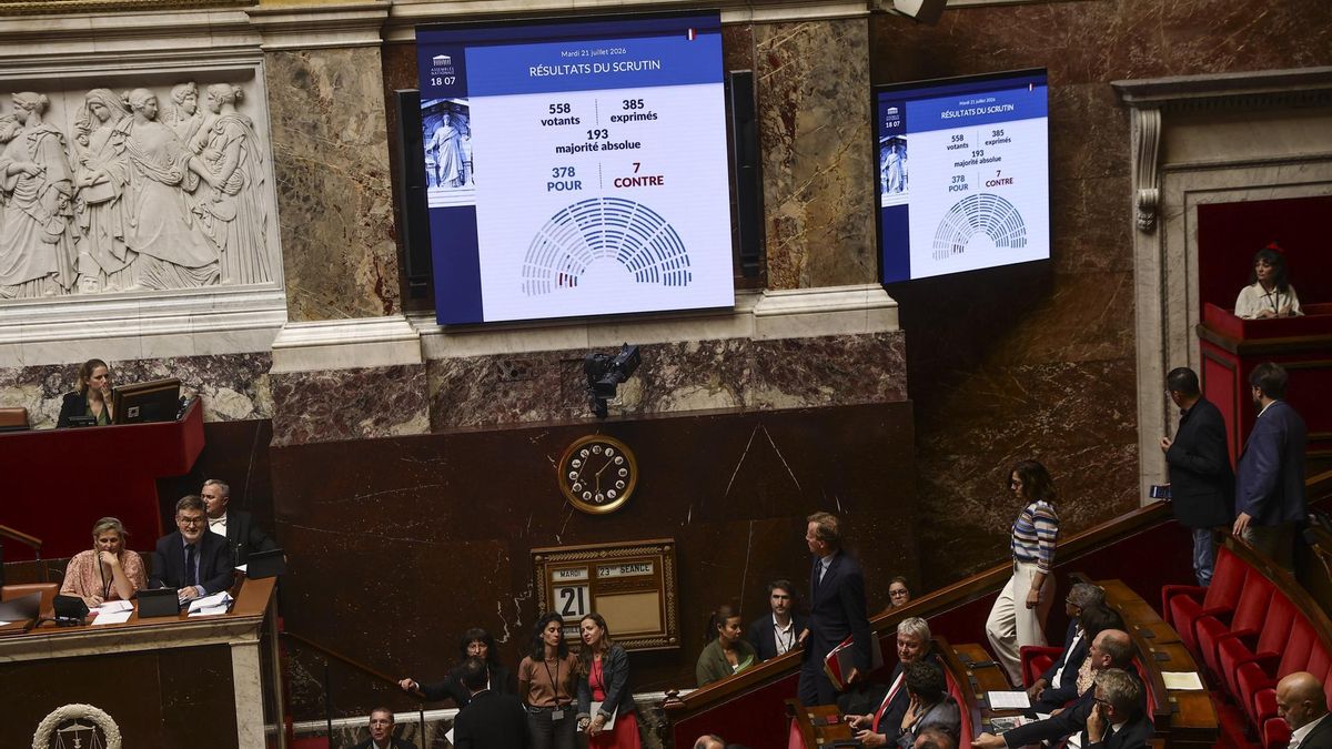 Las pantallas muestran los resultados de la votación de un proyecto de ley sobre protección infantil, con 378 votos a favor y 7 en contra, en la Asamblea Nacional francesa en París, Francia, el 21 de julio de 2026.