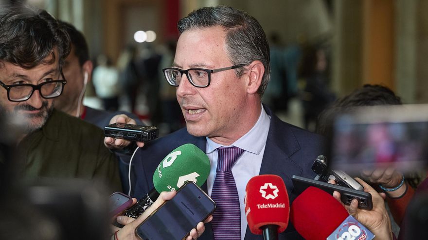 Archivo - El senador popular Alfonso Serrano atiende a los medios durante la entrega de los Reconocimientos 8 de Marzo