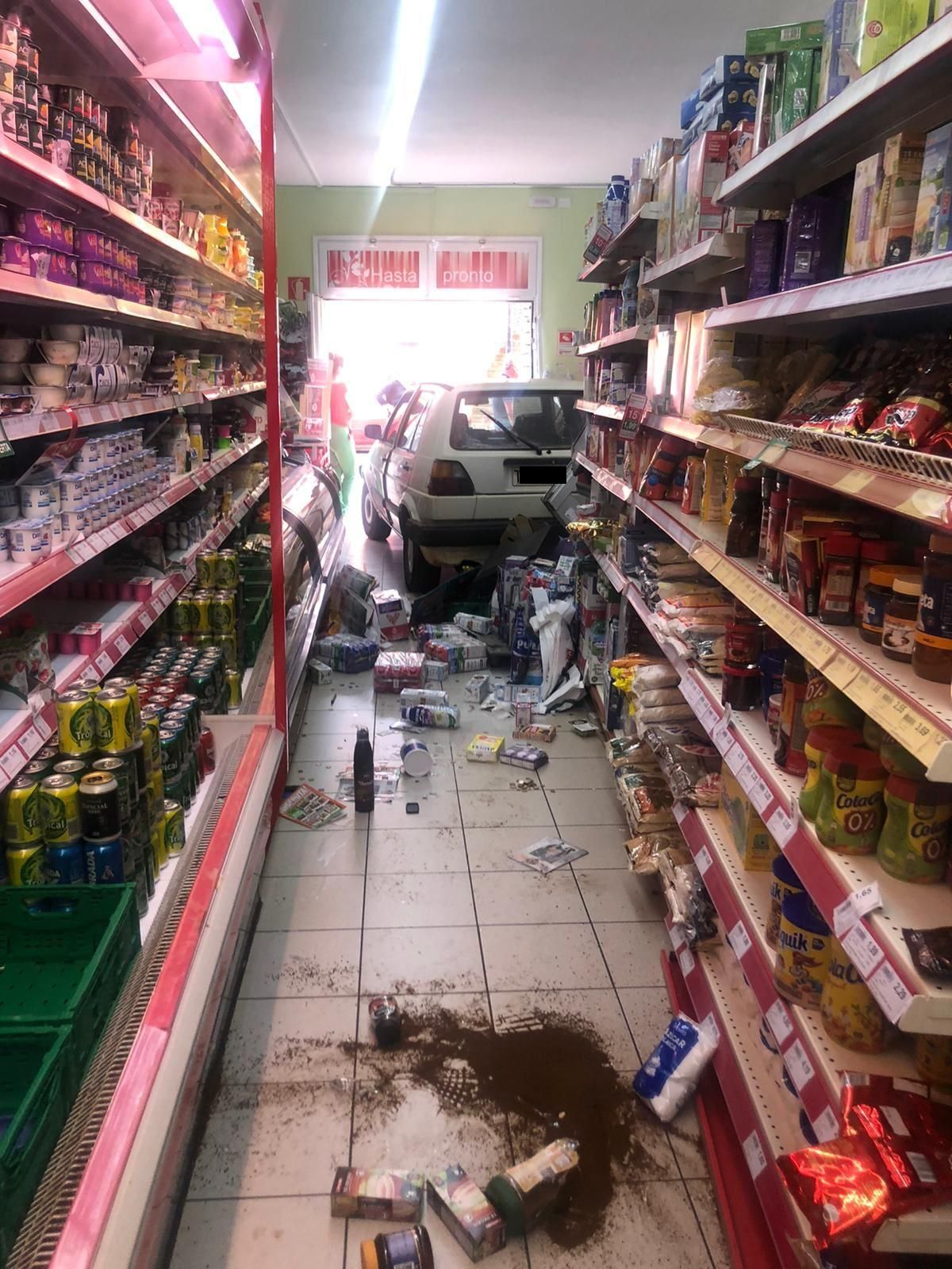 El vehículo en el interior de supermercado. 