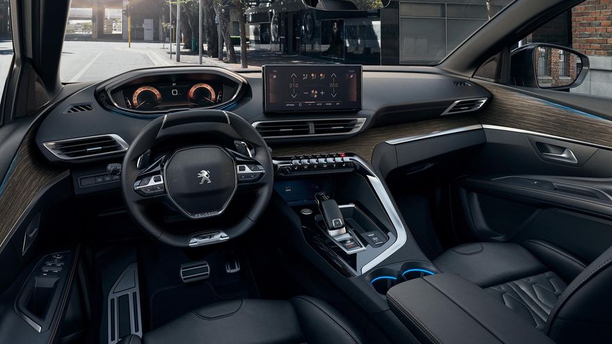 El popular Peugeot i-Cockpit recibe en el 5008 mejoras como el cuadro de mandos digital de 12,3” totalmente personalizable y configurable, así como una nueva pantalla táctil central que crece hasta las 10”