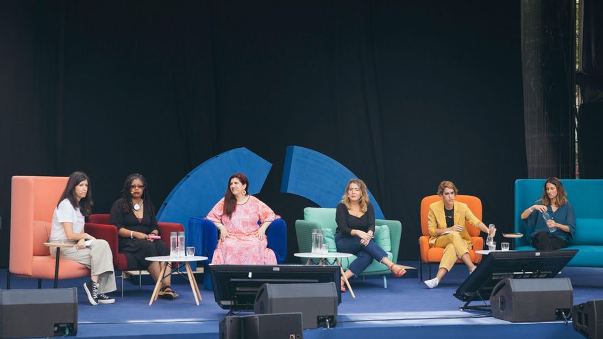 Ana Requena modera la mesa 'La cuarta ola feminista sacude el mundo' que cuenta con la presencia de Mikki Kendall, Luciana Peker, Ángela Rodrígeuz, Laura Baena y Ley DJ.