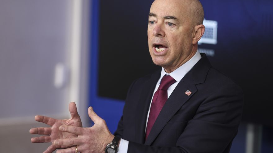 Mayorkas visita la frontera en medio de la crisis por menores inmigrantes en EE.UU.