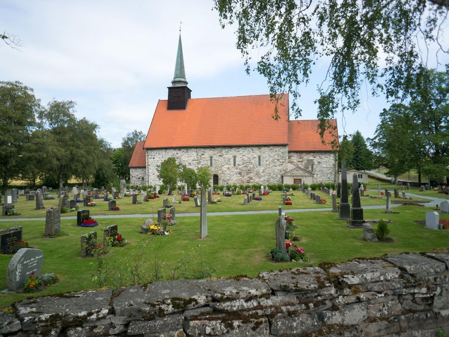 Iglesia de Stiklestad. Según dicen, se erigió en el lugar donde murió el rey Olav II.