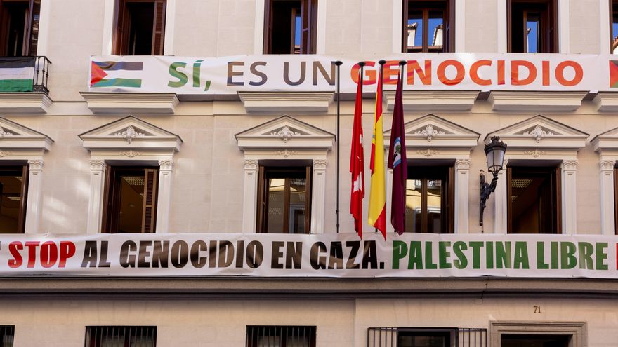 Más Madrid despliega grandes pancartas contra el genocidio en Gaza en un edificio municipal por donde pasará La Vuelta