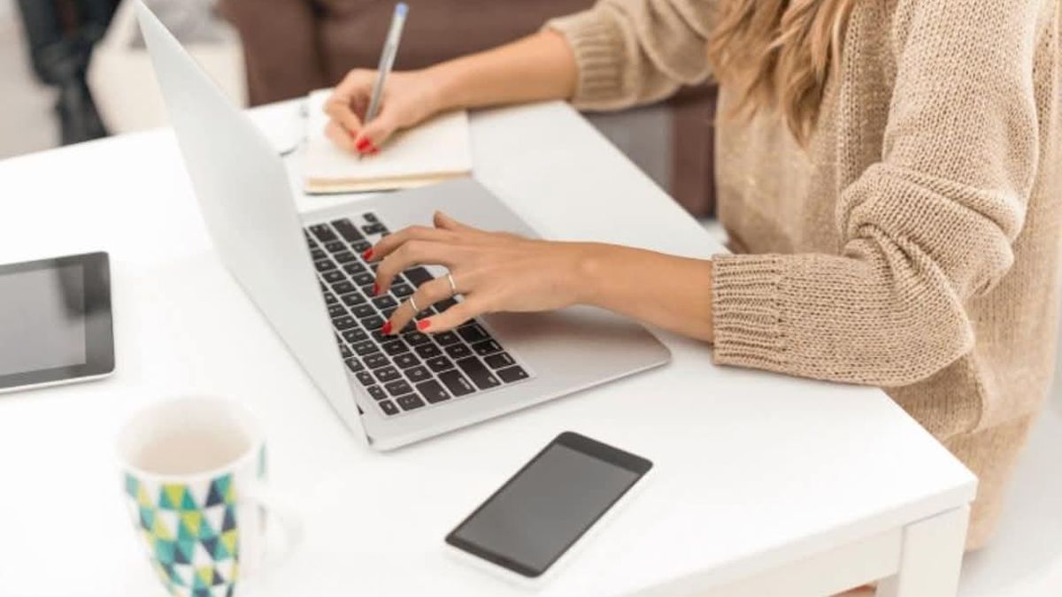 Imagen de archivo de una mujer trabajando con su ordenador portátil.