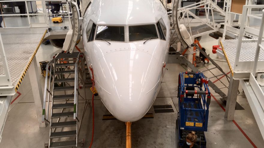 Personal técnico junto a uno de los aviones en revisión en el hangar de Ryanair.
