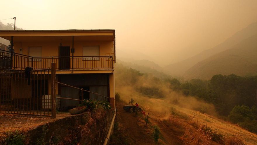 León comienza la semana cercada por los incendios y reclamando la declaración de emergencia nacional
