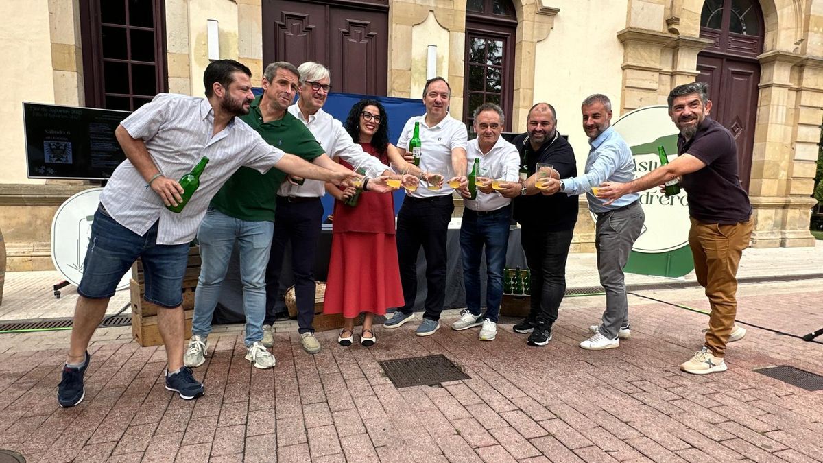 Los alcaldes de la Comarca de la Sidra, la consejera de Cultura y el director general de Reto Demográfico brindaron con sidra.