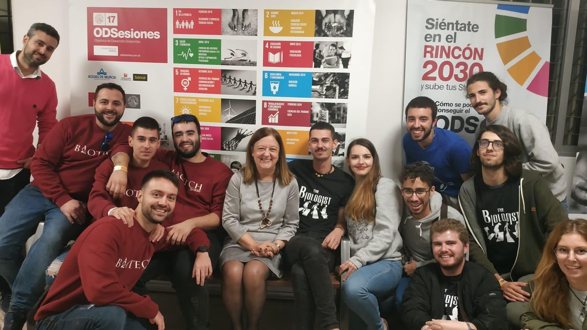 La candidata a rectora con alumnos y alumnas de la Facultad de Biología, de la que ha sido decana. CEDIDA