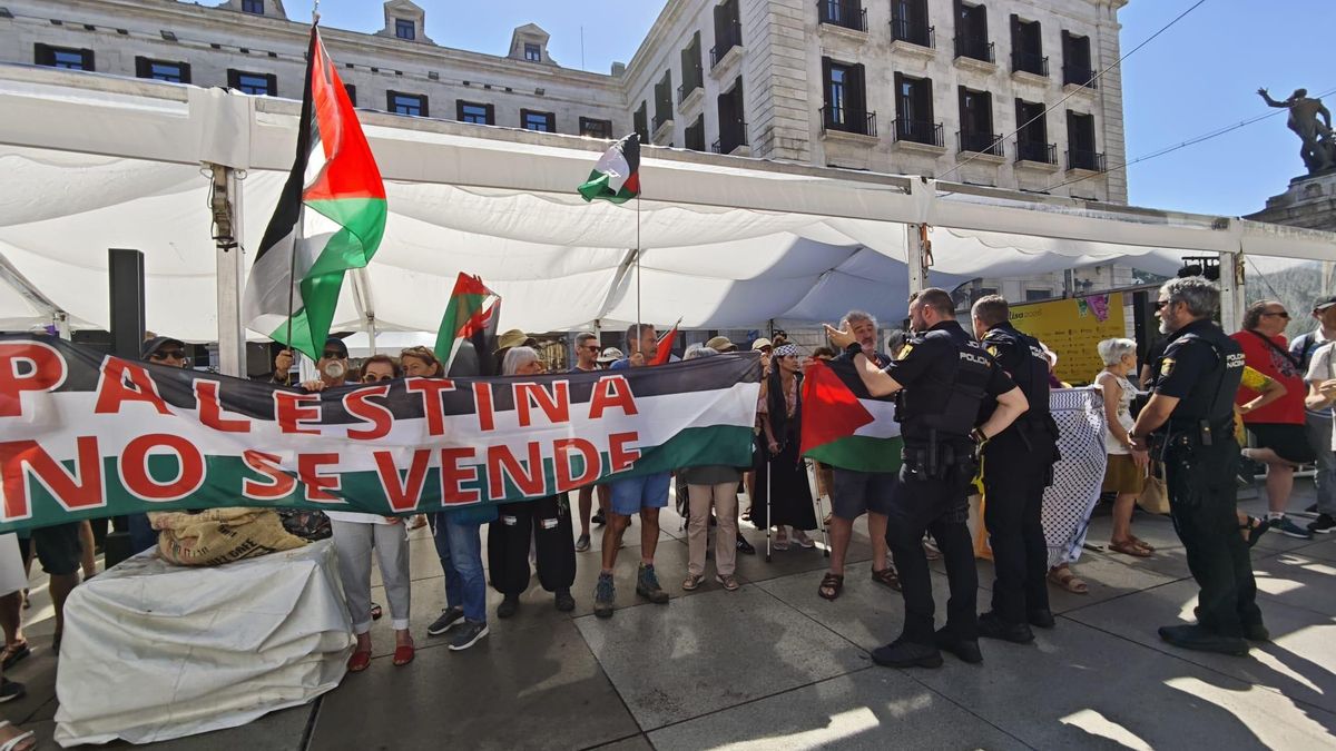 Agentes de la Policía Nacional junto a los concentrados en la plaza Porticada.