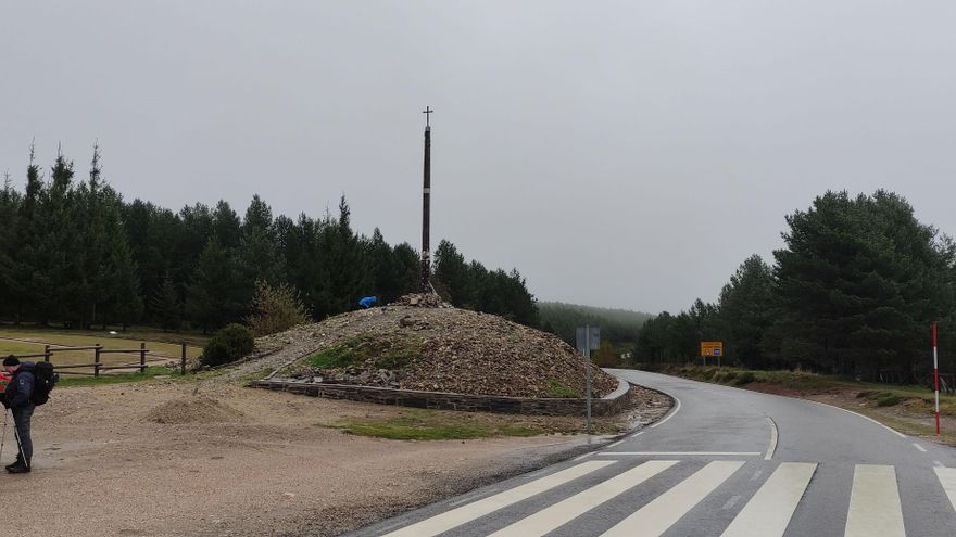 Las obras en la Cruz de Fierro autorizadas por la Junta indignan a investigadores, hospitaleros y peregrinos