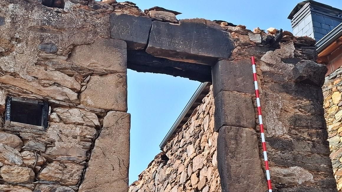 Así quedó tras el incendio la casa en la que apareció la inscripción antigua en Orellán.