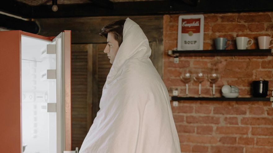 El truco definitivo para dormir fresco en verano: no necesitas aire acondicionado, solo un congelador