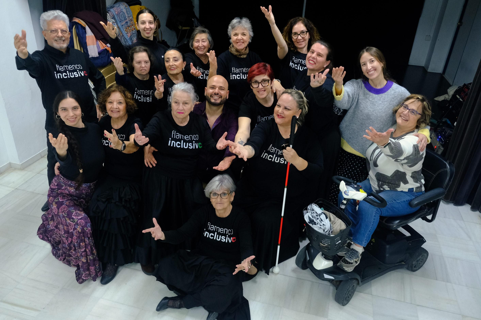 Foto de familia del grupo senior de Flamenco Inclusivo, con el bailaor José Galán en el centro.