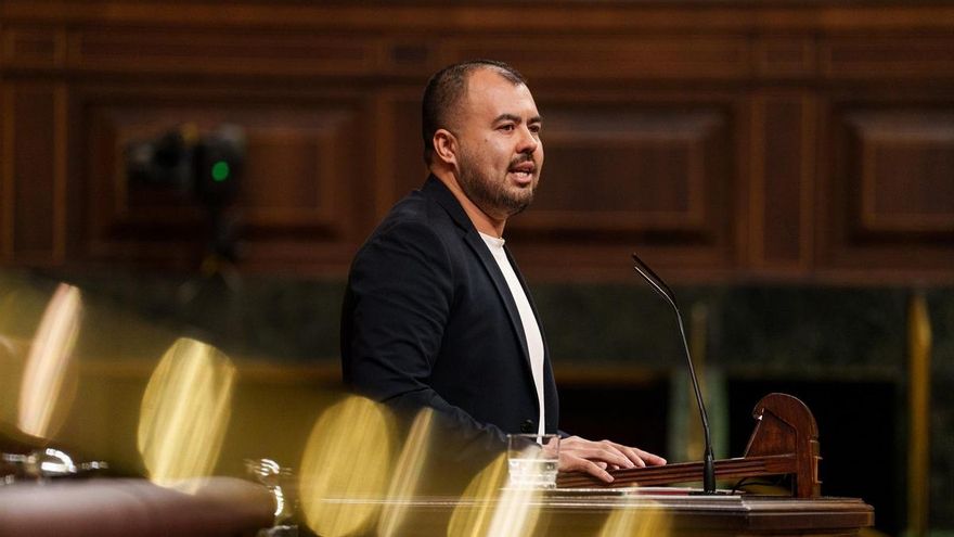 El diputado de Sumar Nahuel González interviene durante una sesión plenaria, en el Congreso de los Diputados