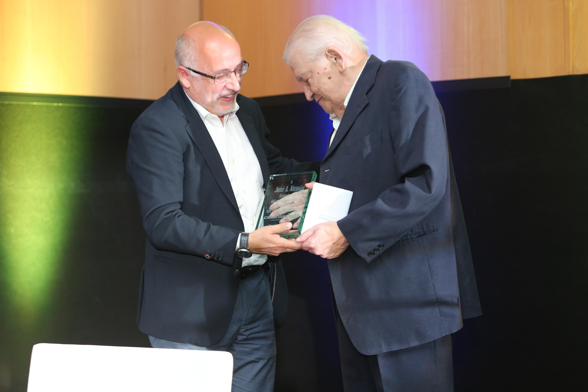 Antonio Morales entrega el Premio Canarias Ahora a José A. Alemán