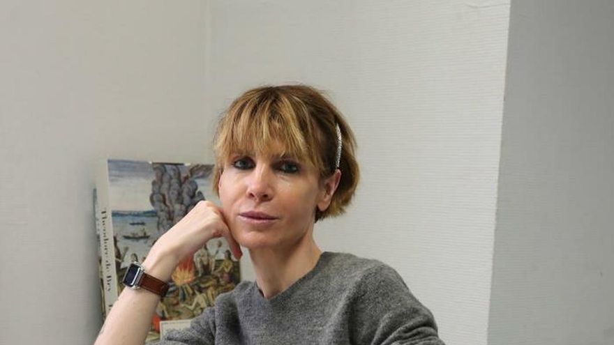 La guionista Astrid Gil-Casares posa durante una entrevista concedida a la Agencia Efe este martes en Madrid, con motivo del lanzamiento de su primera novela: "Nadie me contó" EFE/Ángel Díaz