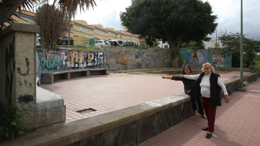 Rosa (derecha) y Josefina señalan la ubicación de un antiguo local de una asociación en la calle Patricia Guerra Cabrera, Lomo Los Frailes, Tamaraceite.