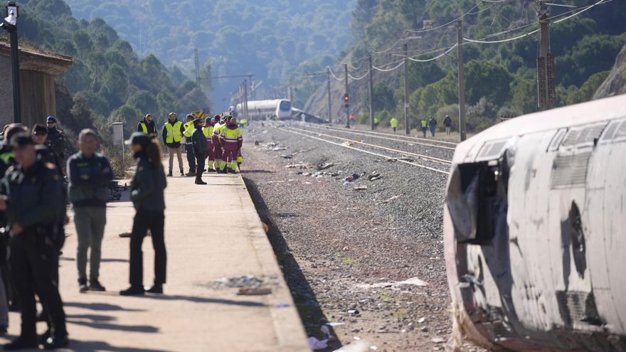 Agentes de los servicios de emergencias trabajando en el lugar del accidente en una imagen de archivo.